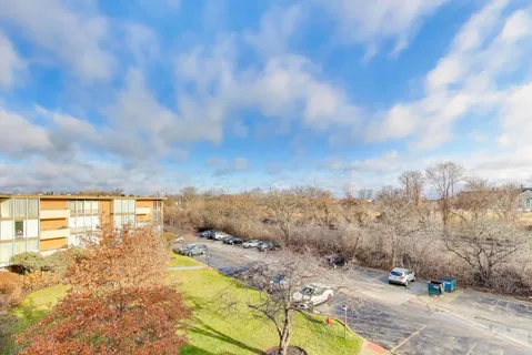 $229,000 | 1301 North Western Avenue, Unit 325, Lake Forest, IL 60045