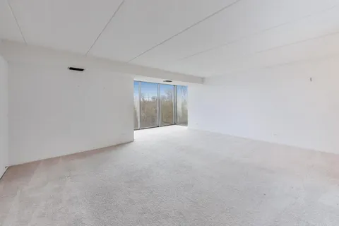 $229,000 | 1301 North Western Avenue, Unit 325, Lake Forest, IL 60045