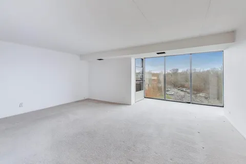 $229,000 | 1301 North Western Avenue, Unit 325, Lake Forest, IL 60045