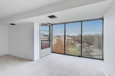 $229,000 | 1301 North Western Avenue, Unit 325, Lake Forest, IL 60045