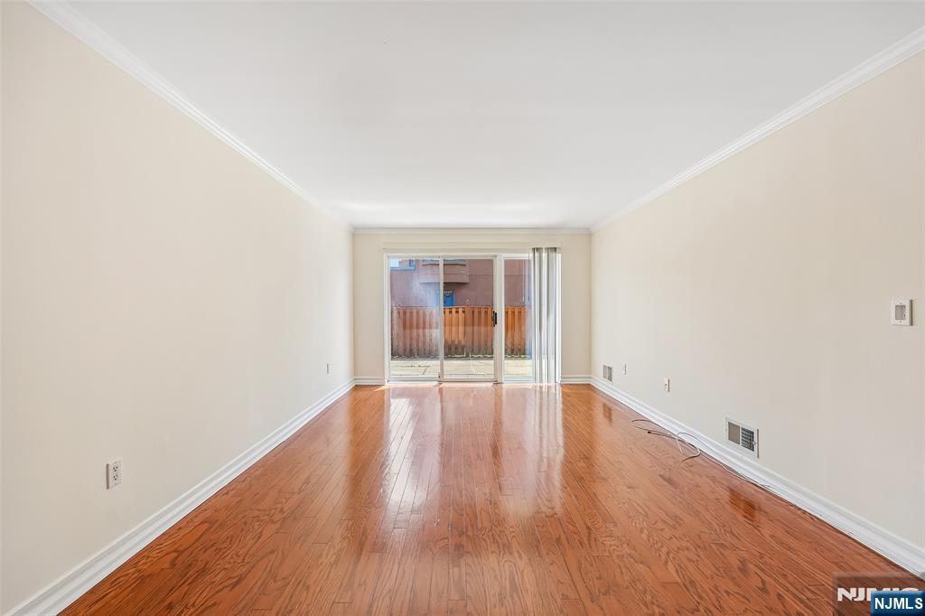 302 Chase Court, Unit 302 Edgewater, NJ 07020 - Photo 4 of 46