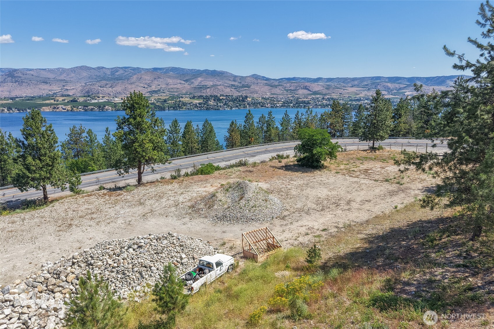 7-xxx Navarre Coulee Road Chelan, WA 98816 - Photo 27 of 30 a view of a backyard of a house