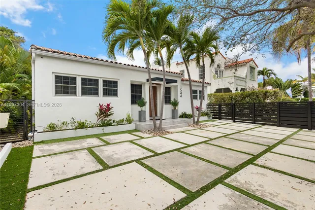 a view of a house with a backyard