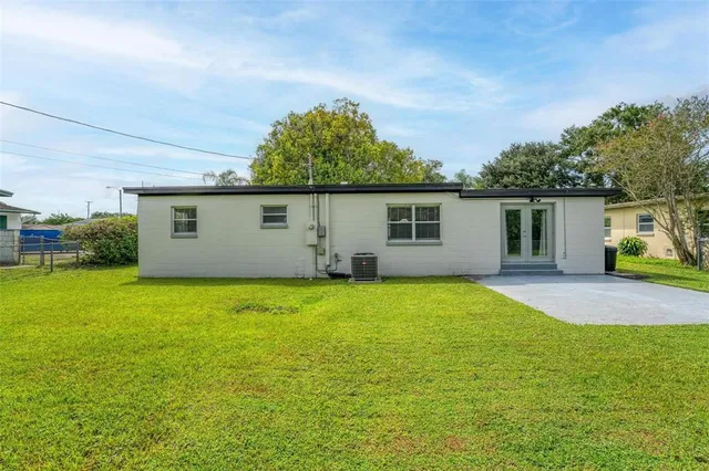 a view of a house with a yard