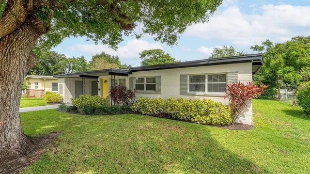 a view of a house with backyard and garden