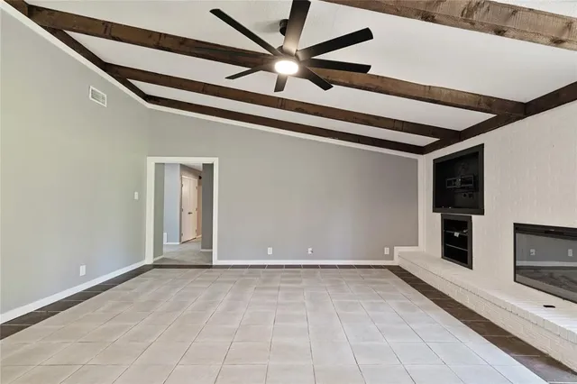 a view of a livingroom with a ceiling fan