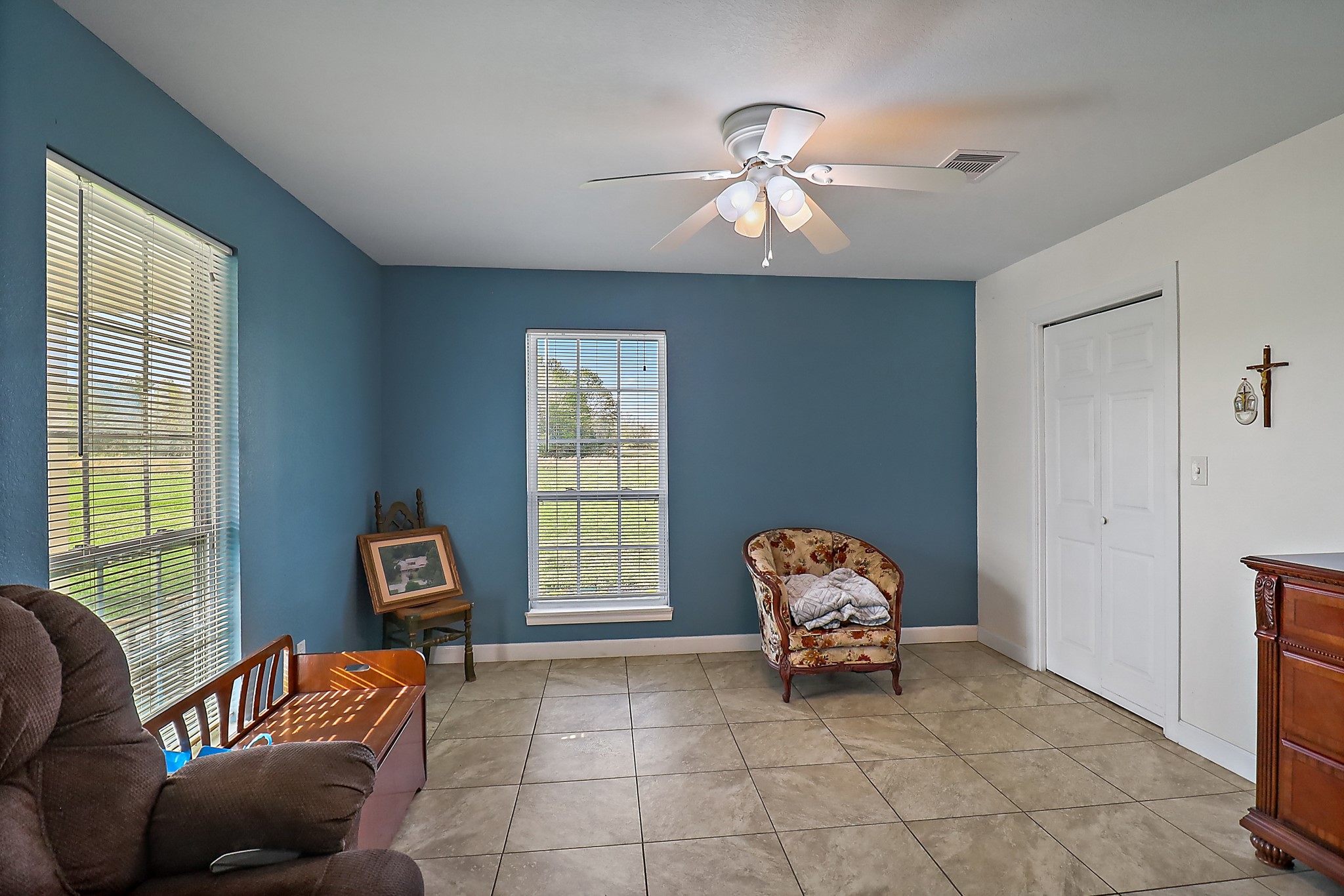 15321 Lindstrom Road Crosby, TX 77532 - Photo 44 of 50 a living room with furniture and a window