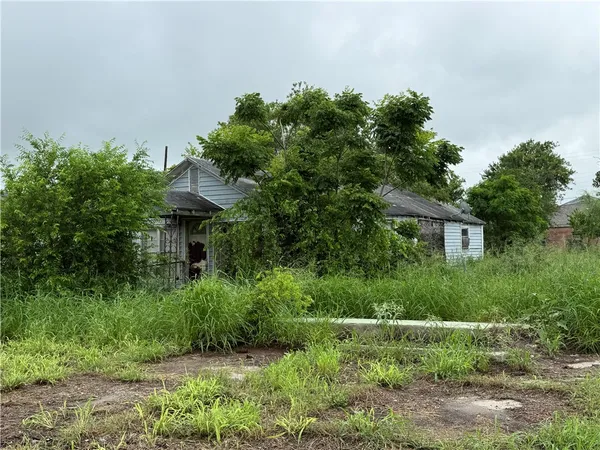 $25,000 | 324 West Ave B, Robstown, TX 78380
