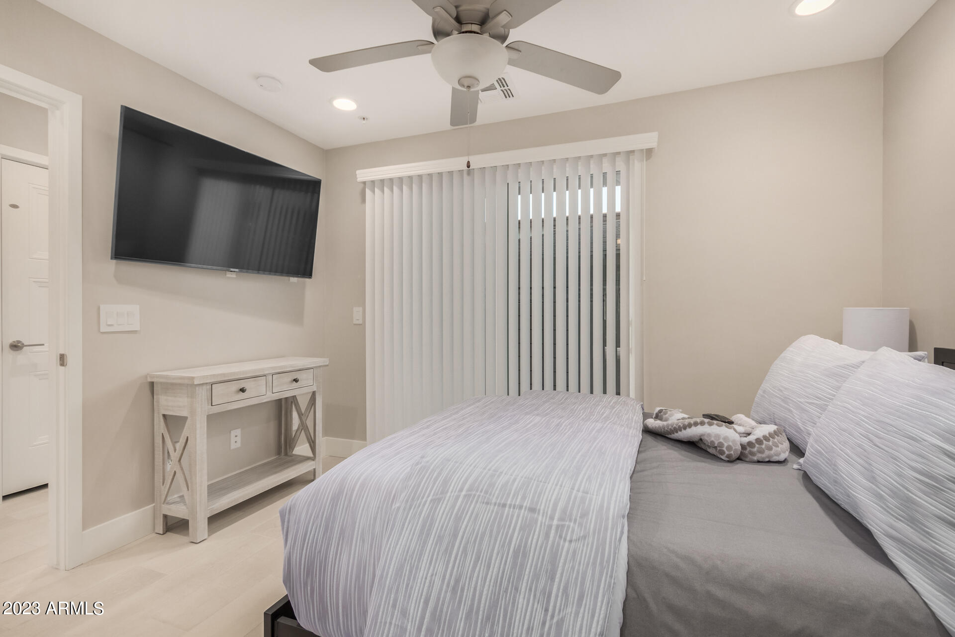 7550 East Osborn Road, Unit 1009 Scottsdale, AZ 85251 - Photo 8 of 39 a bedroom with a bed and a television