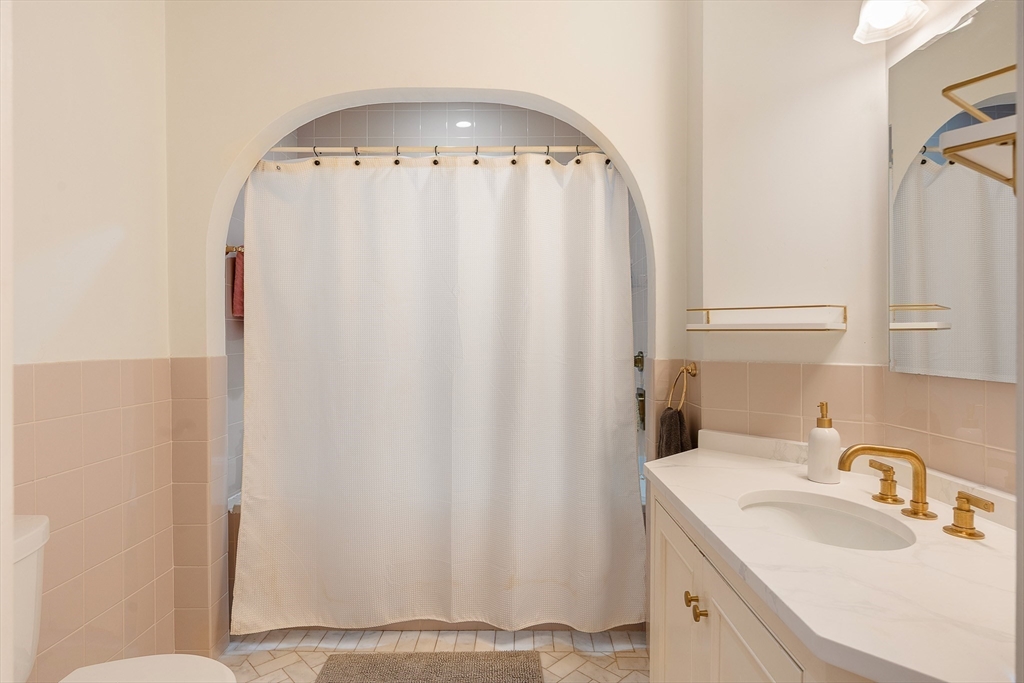 25 Bradford Road Newton, MA 02461 - Photo 10 of 22 Gallery Image 10