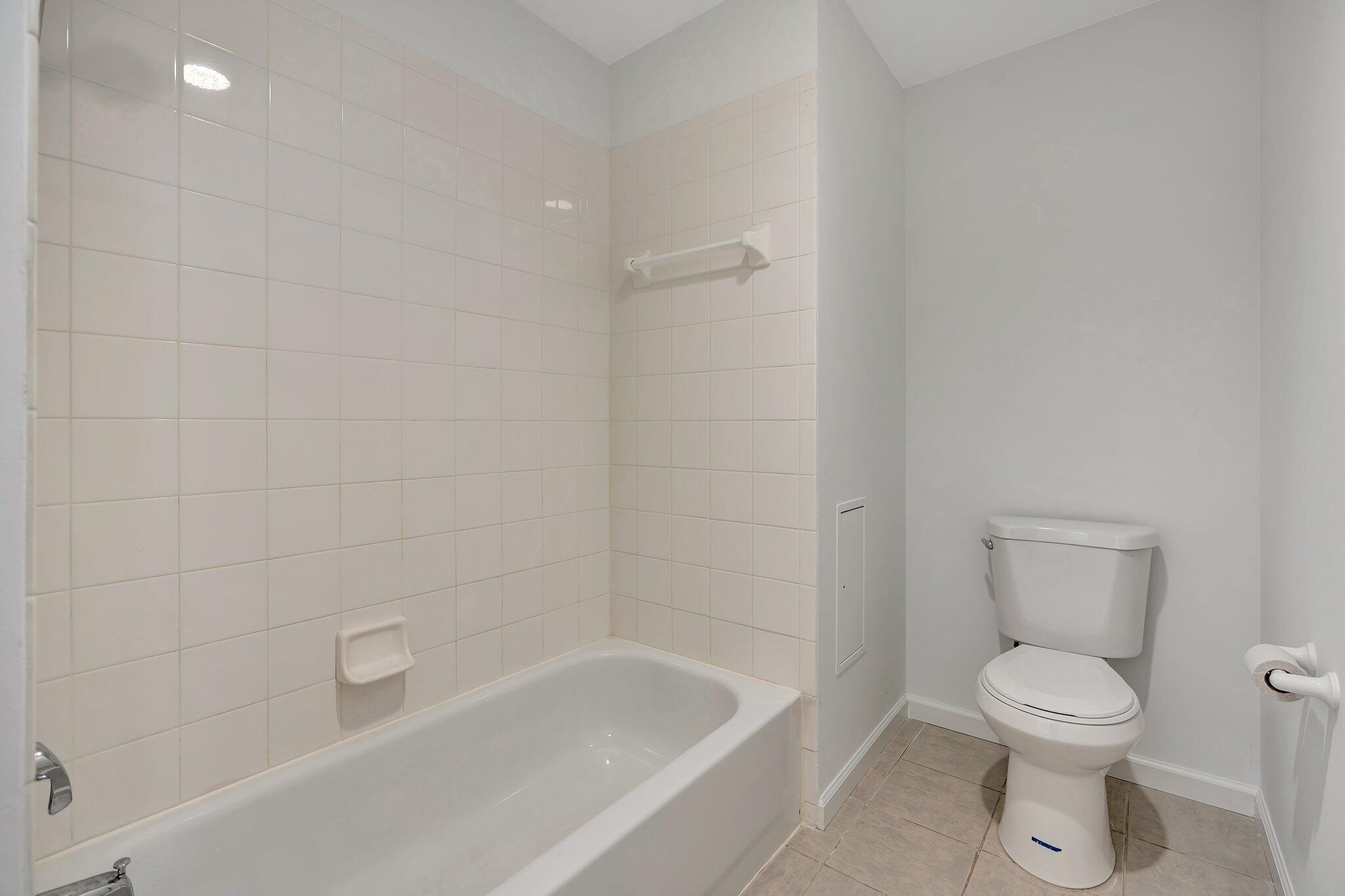 1209 Main Street, Unit 302 Jupiter, FL 33458 - Photo 26 of 40 a bathroom with a toilet and bathtub