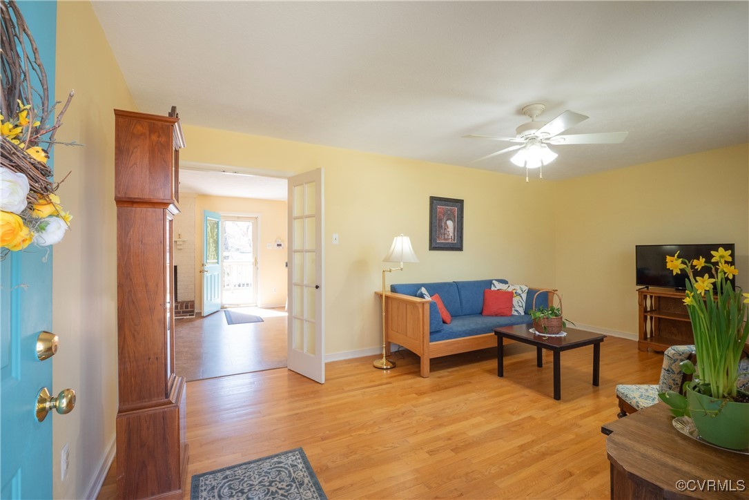 8009 Yolanda Road Henrico, VA 23229 - Photo 2 of 49 Step into the Living Room from the Front Door ligh