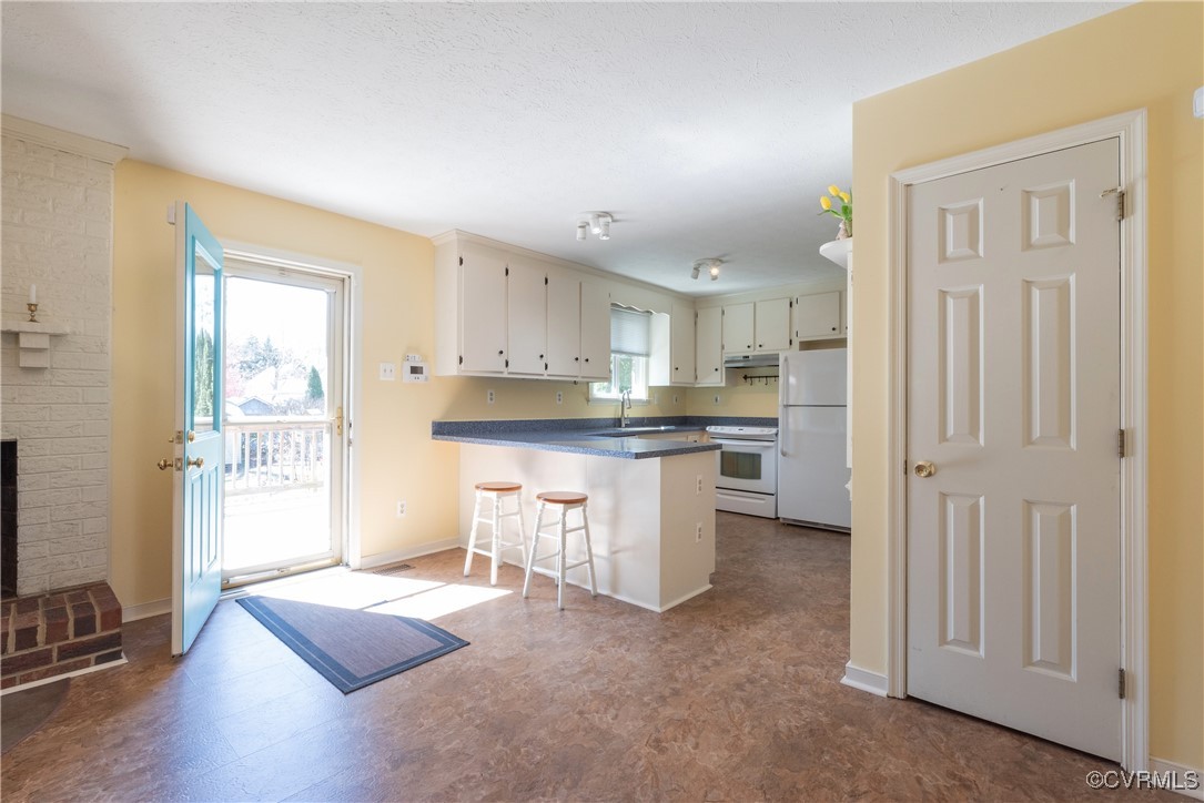 8009 Yolanda Road Henrico, VA 23229 - Photo 3 of 49 Kitchen featuring white appliances, a peninsula, a