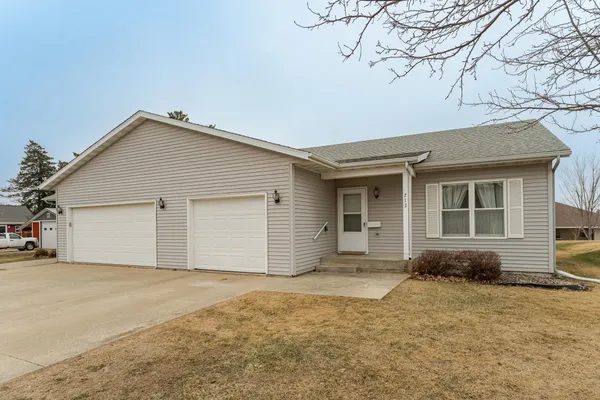 $212,500 | 712 Memorial Drive, Spring Valley, MN 55975