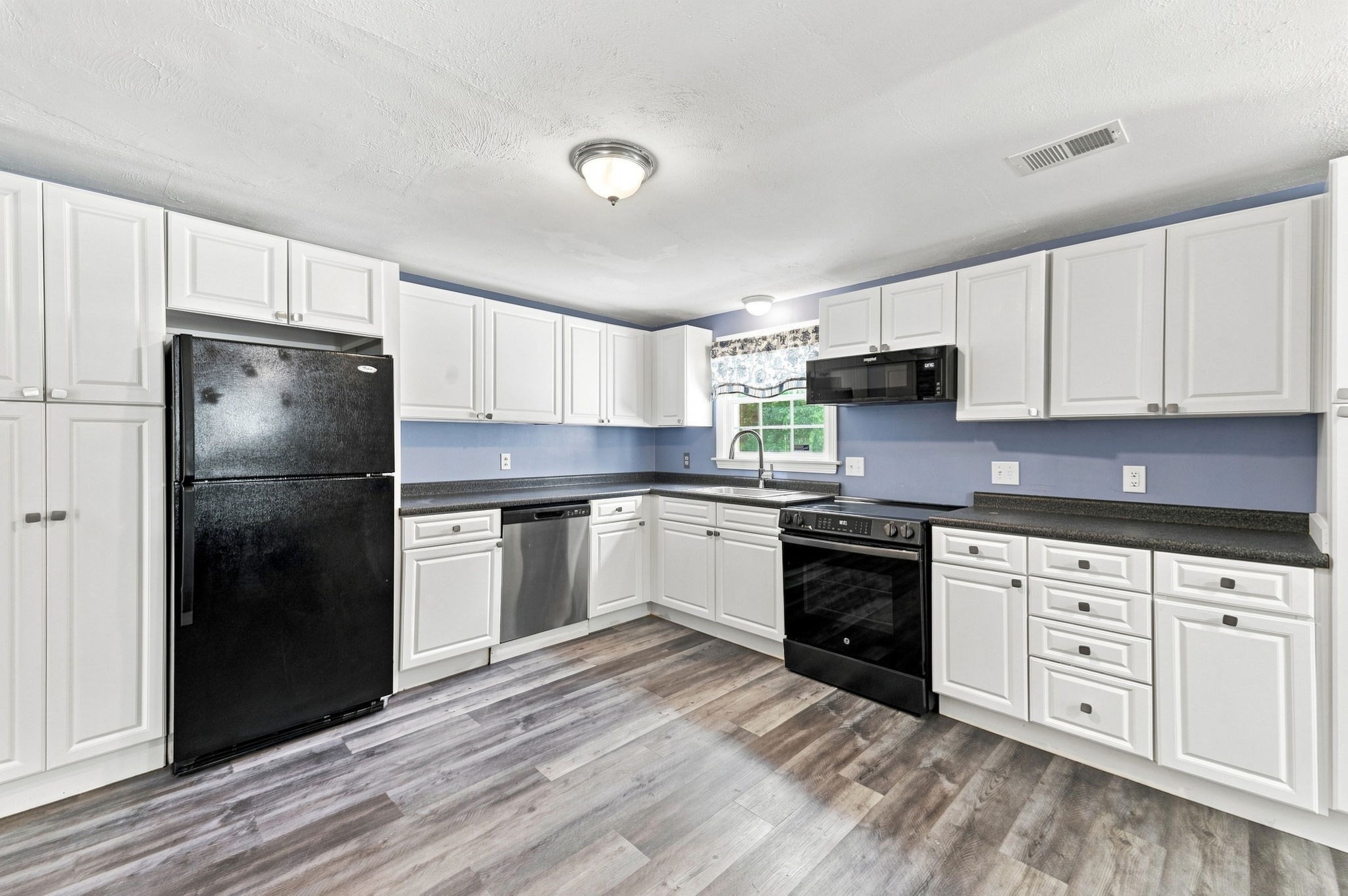 8 Victory Road Billerica, MA 01862 - Photo 4 of 40 Gallery Image 4