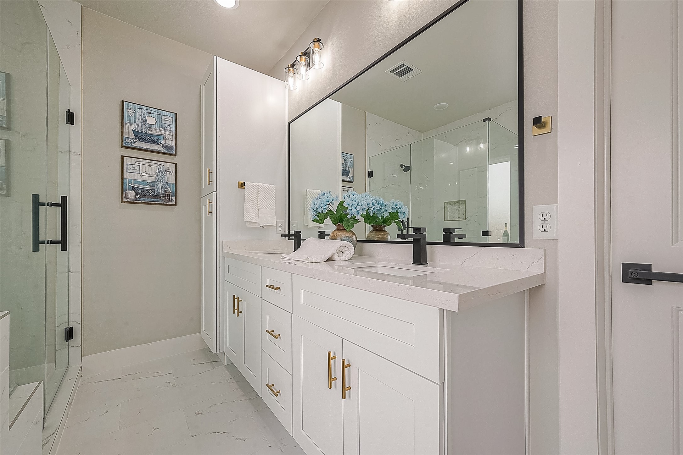 3837 Mainer Street Houston, TX 77021 - Photo 2 of 19 a bathroom with a sink and a mirror