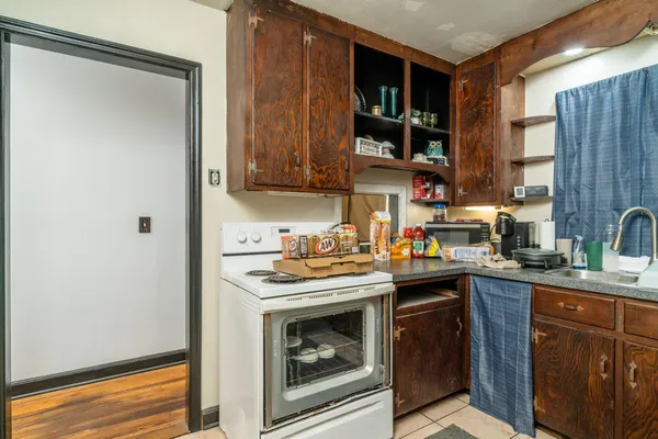 a view of a house with backyard and trees