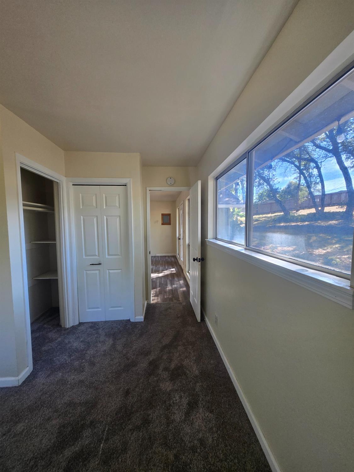 10601 Lime Kiln Road Grass Valley, CA 95949 - Photo 34 of 79 Second ensuite has a lot of natural light with big windows.