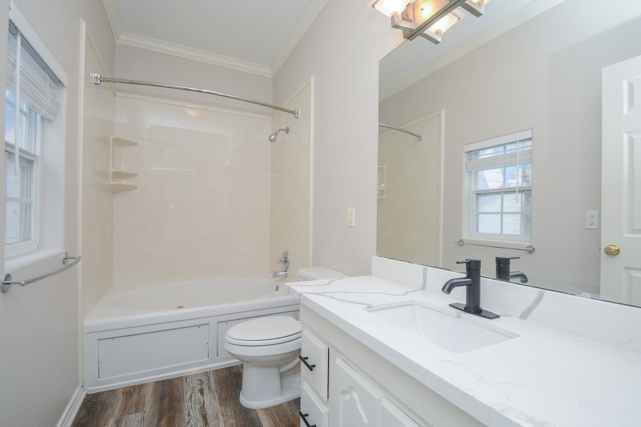 2612 Crocker Street, Unit B Houston, TX 77006 - Photo 16 of 19 Full bath with finishes that match the kitchen