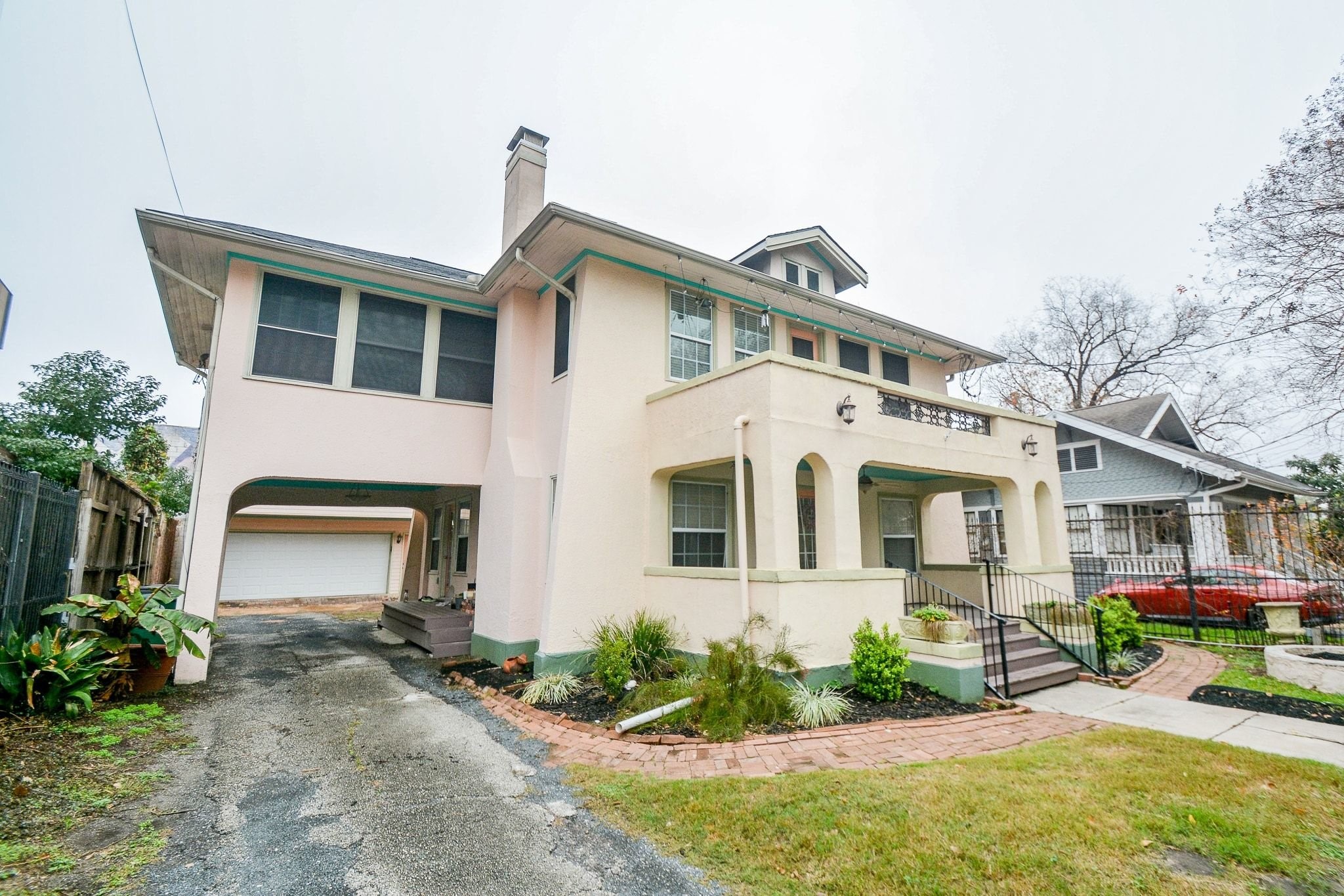 2612 Crocker Street, Unit B Houston, TX 77006 - Photo 18 of 19 Your own private driveway that leads to your parking spot in garage