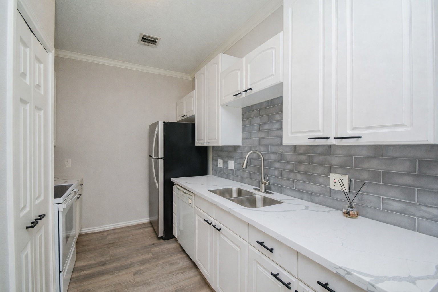 2612 Crocker Street, Unit B Houston, TX 77006 - Photo 2 of 19 Great counter + cabinet space for the units size