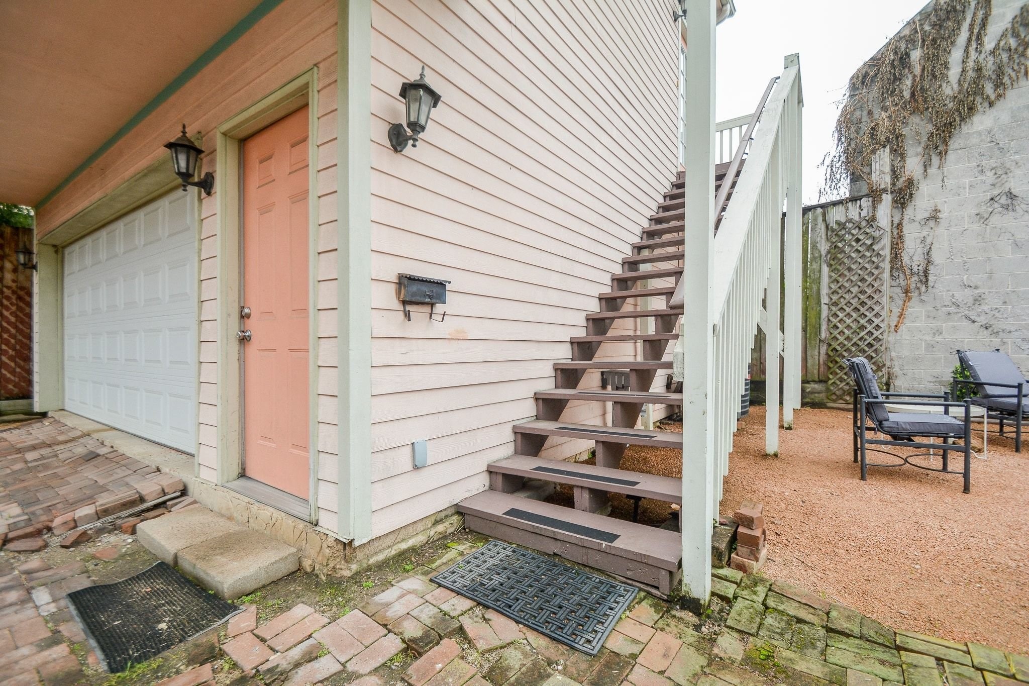 2612 Crocker Street, Unit B Houston, TX 77006 - Photo 5 of 19 Stairway leading to front door