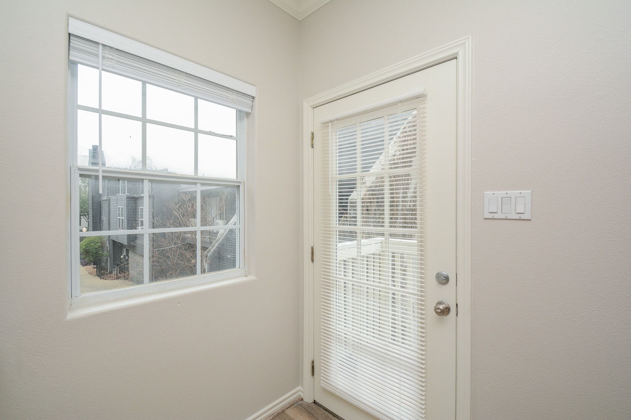 2612 Crocker Street, Unit B Houston, TX 77006 - Photo 10 of 19 Front entryway with plenty of natural light