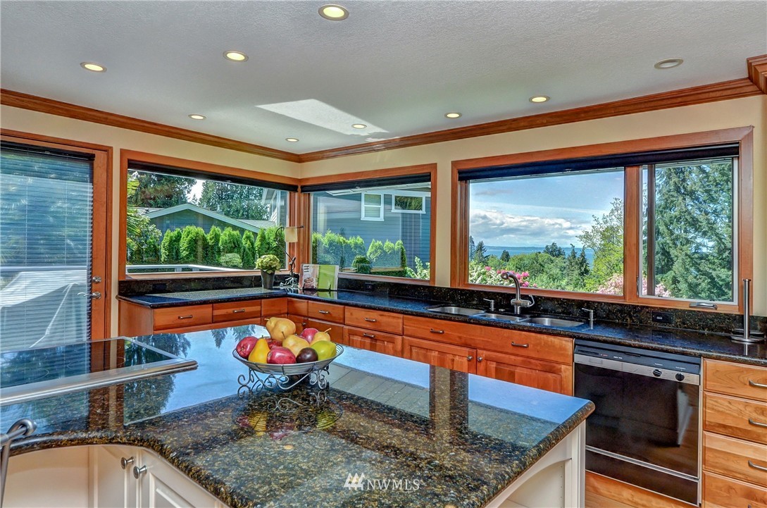 8129 Frederick Place Edmonds, WA 98026 - Photo 5 of 25 Gallery Image 5