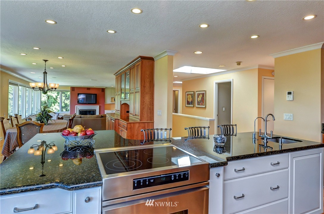 8129 Frederick Place Edmonds, WA 98026 - Photo 7 of 25 Gallery Image 7