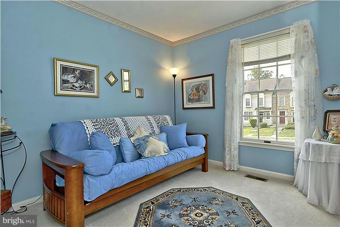4232 Devonwood Way Woodbridge, VA 22192 - Photo 14 of 30 a living room with furniture and a window