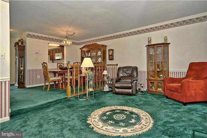 4232 Devonwood Way Woodbridge, VA 22192 - Photo 8 of 30 a living room with furniture and a dining table