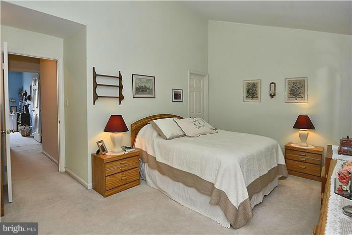 4232 Devonwood Way Woodbridge, VA 22192 - Photo 10 of 30 a bedroom with a bed and a lamp