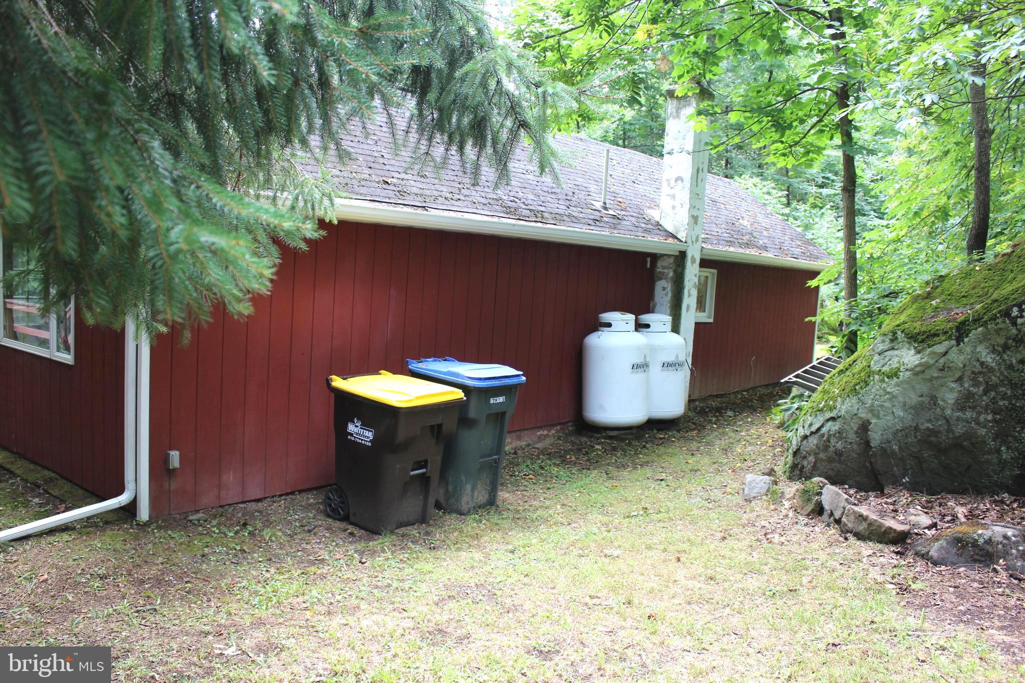 1068 Magazine Road Green Lane, PA 18054 - Photo 10 of 70 RIGHT SIDE OF HOME