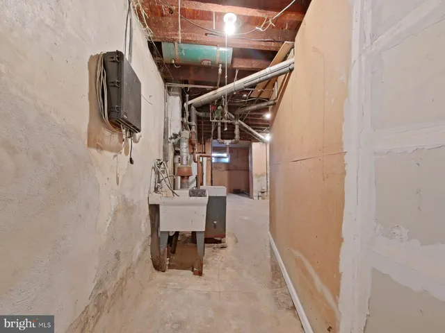 a view of entryway and kitchen