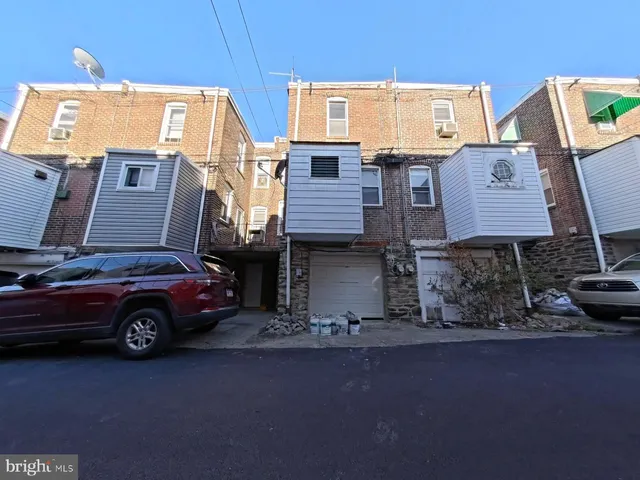 a view of a car park in front of house