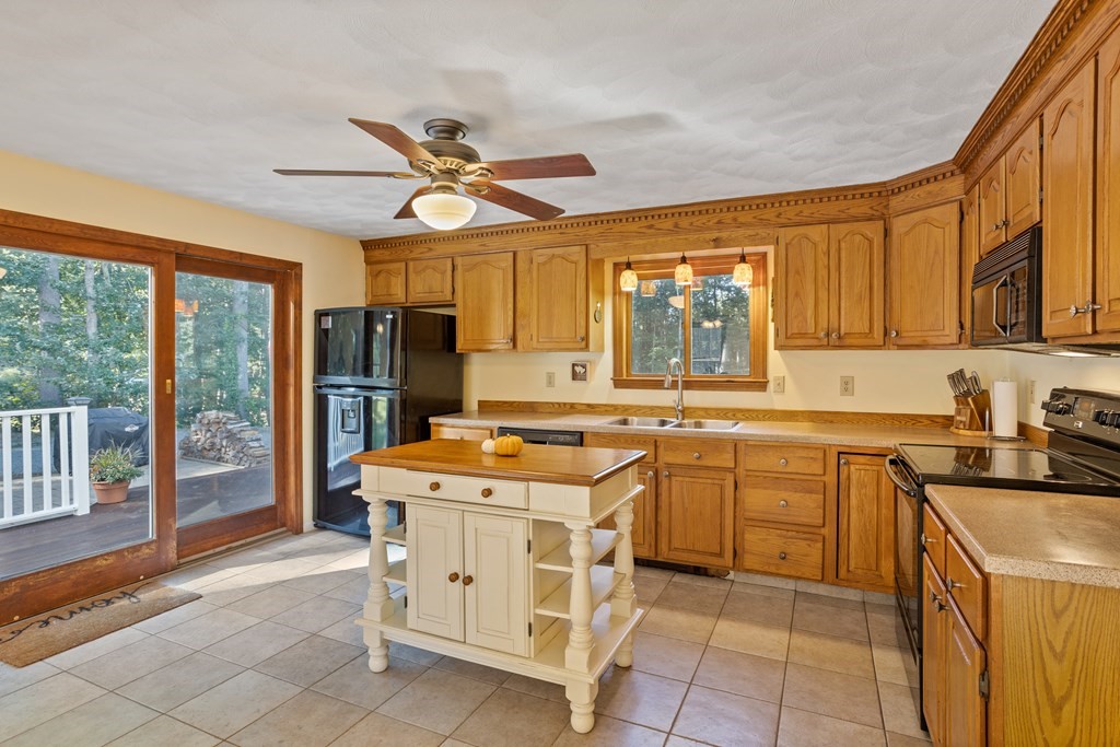 10 Pheasant Ridge Road Townsend, MA 01469 - Photo 21 of 40 a kitchen with a stove a sink and a refrigerator