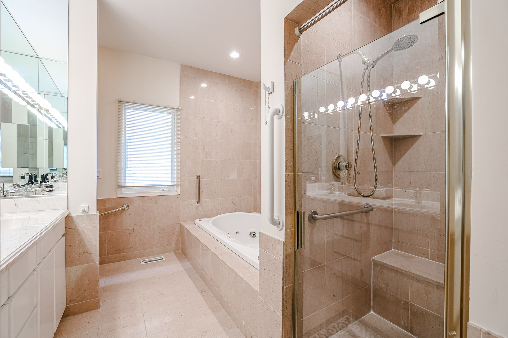 16 Ridge Road Highland Park, IL 60035 - Photo 17 of 41 a bathroom with a bathtub a sink and a mirror