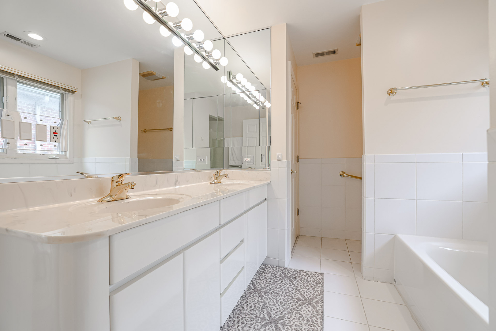 16 Ridge Road Highland Park, IL 60035 - Photo 24 of 41 a bathroom with a double vanity sink toilet mirror and bathtub