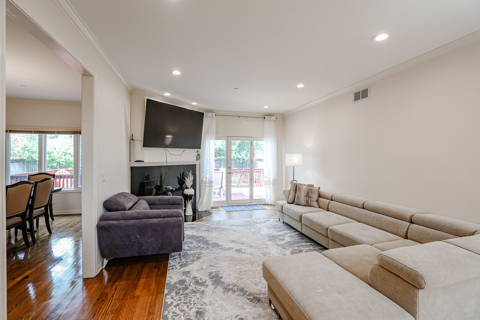 16 Ridge Road Highland Park, IL 60035 - Photo 5 of 41 a living room with furniture and a fireplace