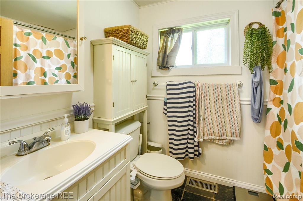 703 Cedarlawn Road Waterford, MI 48328 - Photo 16 of 27 Gallery Image 16