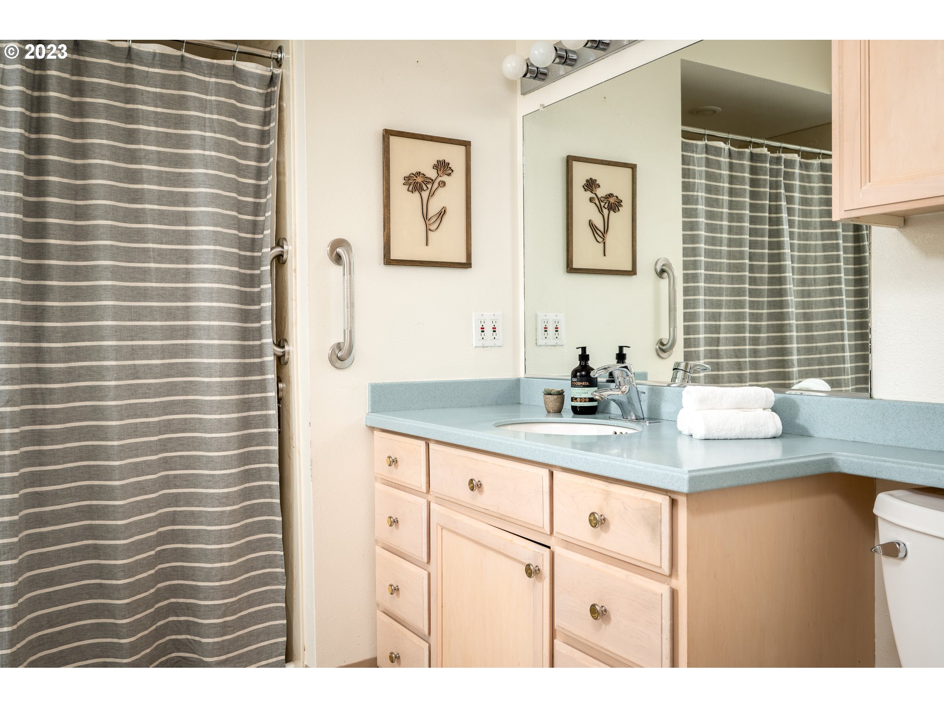 6677 Southwest Bancroft Way Portland, OR 97225 - Photo 19 of 37 Bathroom, Attached