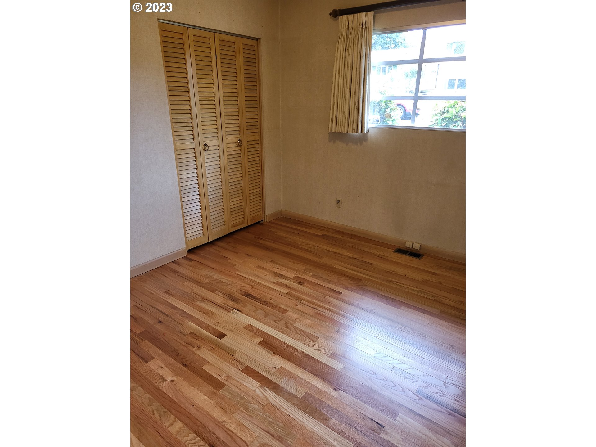 Living Room/Entrance