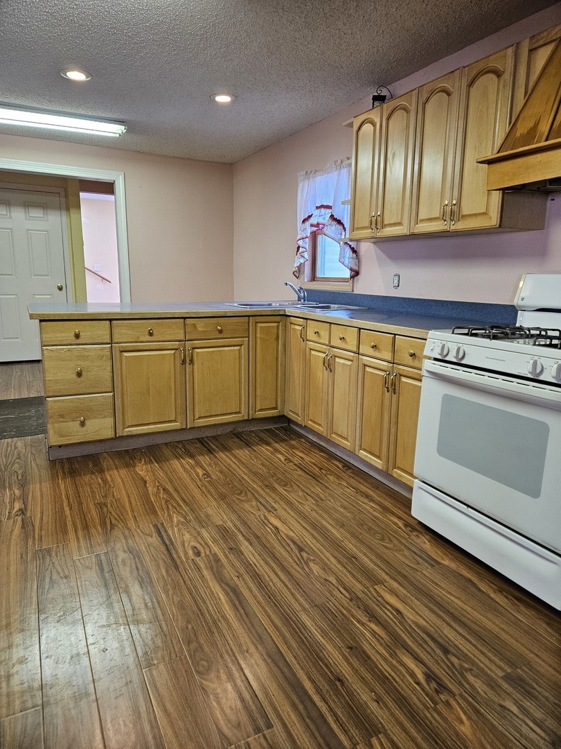 520 West Johnson Street Utica, IL 61373 - Photo 4 of 19