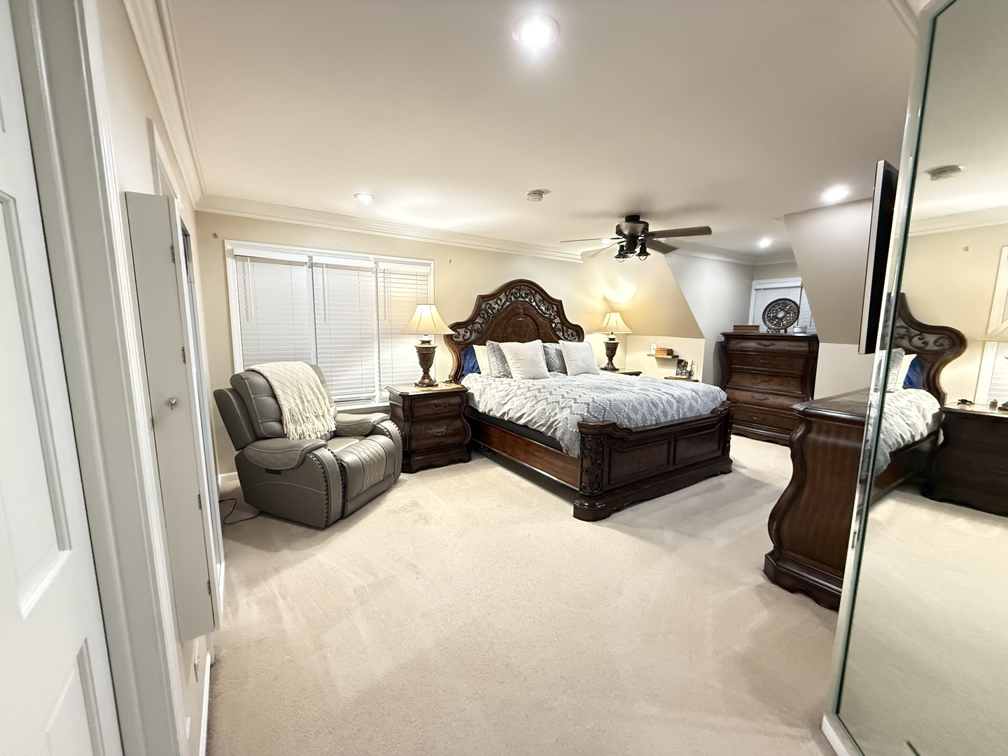 1N539 Turnberry Lane Winfield, IL 60190 - Photo 17 of 41 a living room with furniture and a mirror