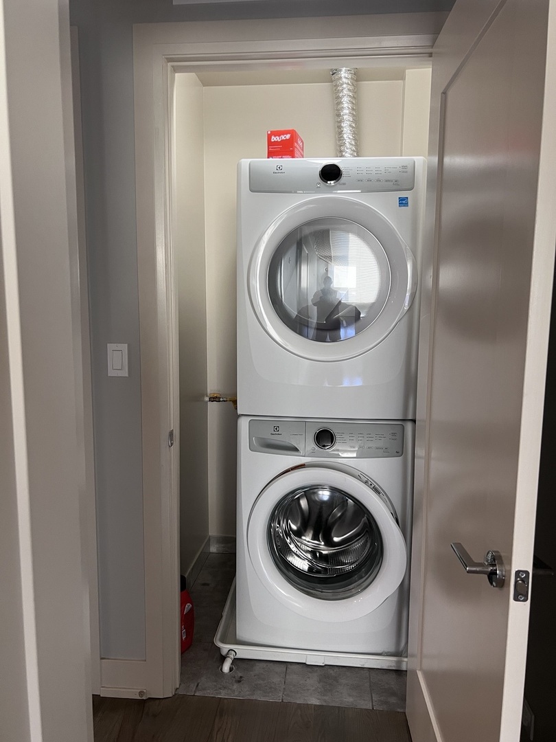 1208 East 64th Street, Unit 3D Chicago, IL 60637 - Photo 8 of 20 a utility room with dryer and washer