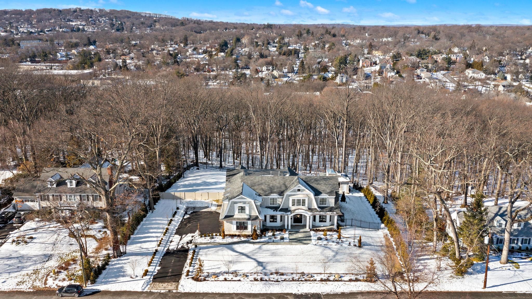 396 Knollwood Road Ridgewood, NJ 07450 - Photo 45 of 49 an aerial view of multiple house