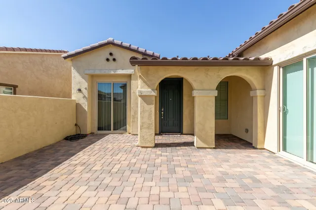 a view of a entrance of the house