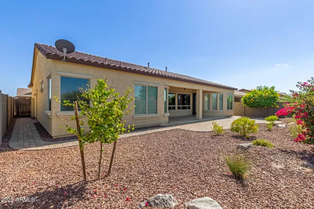 a view of a backyard