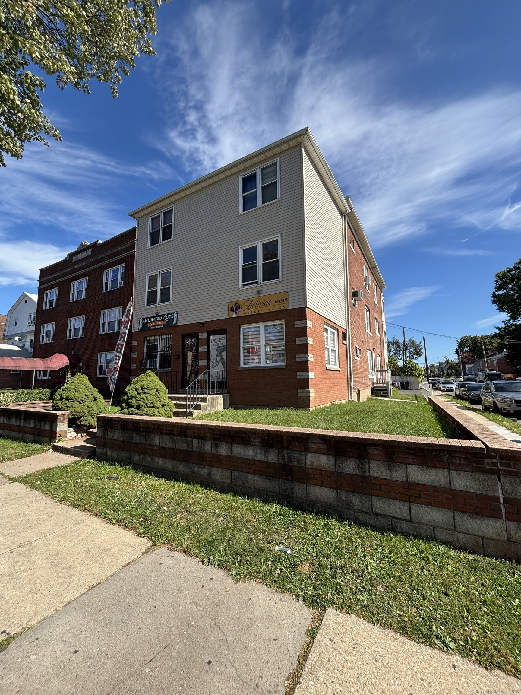 552 Franklin Avenue Hartford, CT 06114 - Photo 2 of 23 a front view of a house with garden