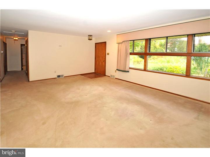 1380 Warner Road Jenkintown, PA 19046 - Photo 3 of 18 Living Room